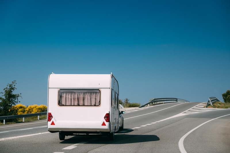 Un camping car sur la route, pour un long voyage