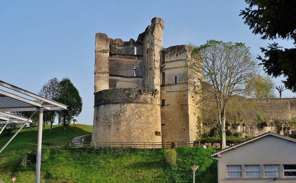 Vue des espaces touristiques autour du château de Guizengeard