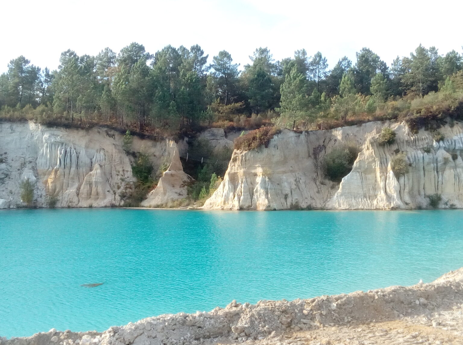 Vue du Lac de Guizengeard avec son eau bleu et les falaises tout autour