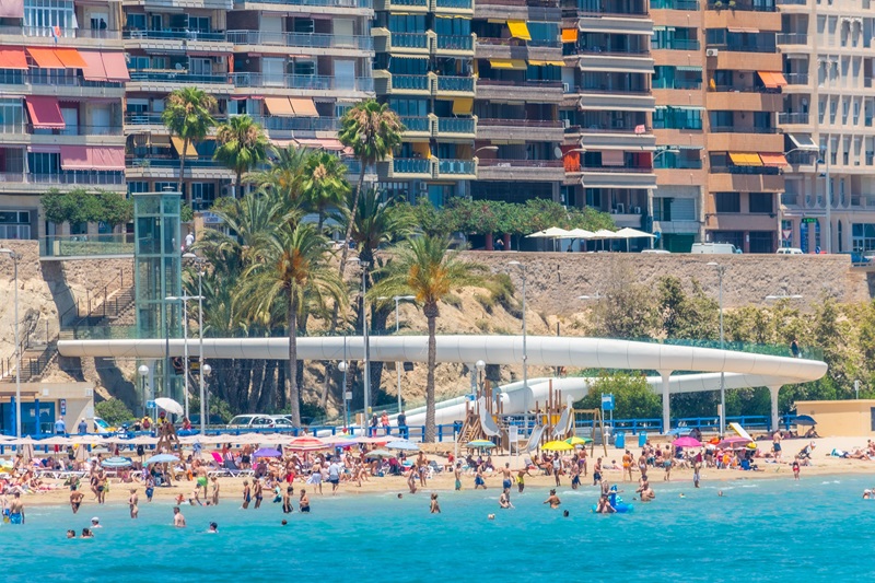 Les touristes profitent d'une journée ensoleillée sur la plage de Postiguet à Alicante en Espagne