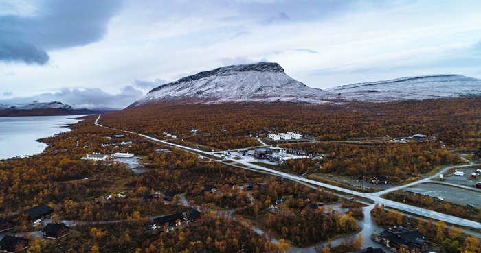 Vue aérienne d'une voie en Laponie