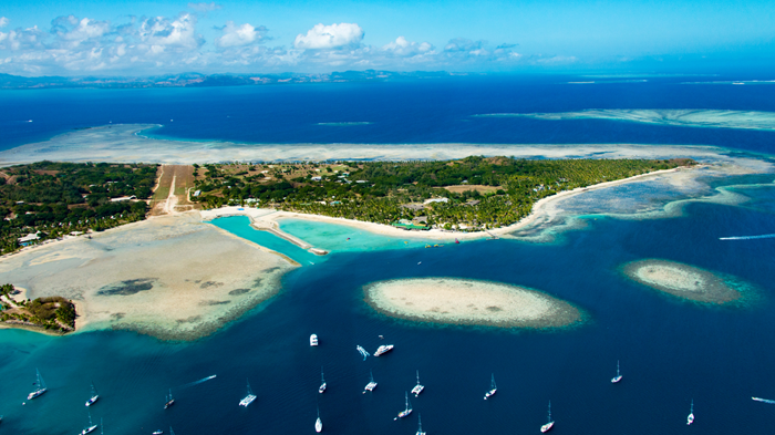 Vue du ciel de l'archipel, avec des bateaux. Fidji vue du ciel