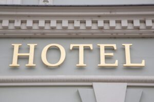 Gros plan sur la façade d'un hotel